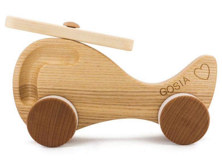 Grawer na samochodzie to świetny pomysł na oryginalny prezent. To również ciekawa forma marketingu (możesz zamówić autka z grawerem firmy lub dla swoich klientów).