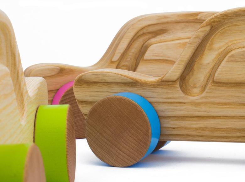 Jesionowe samochody z kolorowymi kółkami - bezpieczne dla dzieci, świetne do zabawy.