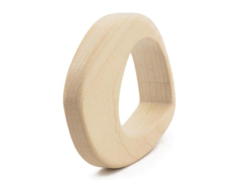 Gryzak myszka wyróżnia się półokrągłym, grubszym przodem i płaskim tyłem. Posiada również otwór, który ułatwia chwytanie. 