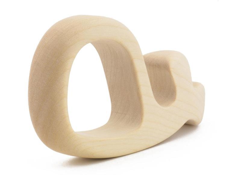 Rybka wyróżnia się półokrągłą główką oraz zawiniętym, wyprofilowanym ogonem. 