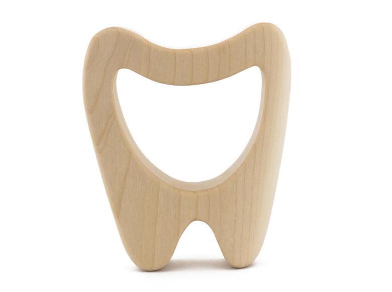 Klonowy gryzak w kształcie ząbka, posiada otwór ułatwiający chwytanie.