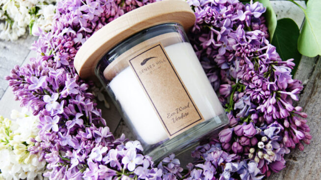 Drewniane pokrywki kojarzą się z naturą i ekologią, co dobrze współgra z sojowymi świeczkami.